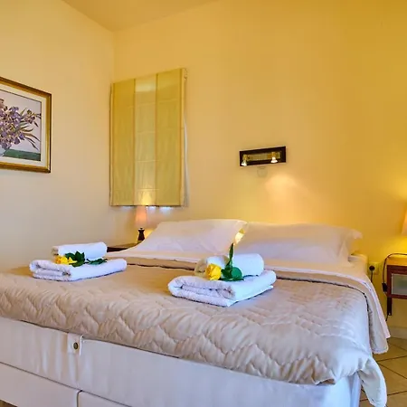 Chrismos Luxury Corfu 公寓式酒店 Apraos